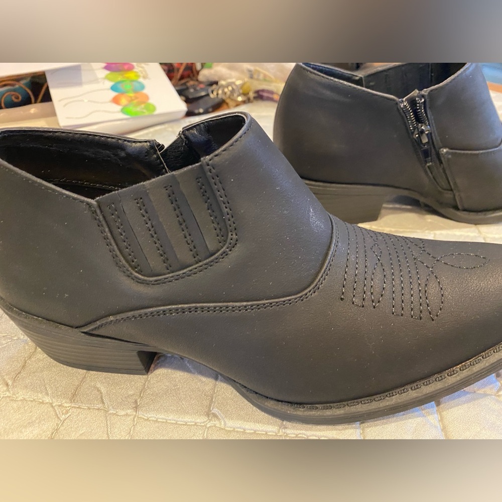 NWOT Bass pro Western faux suede shoes. Size 8​